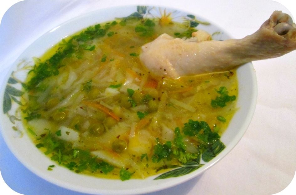 Куриный суп с цветной капустой и консервированным горошком