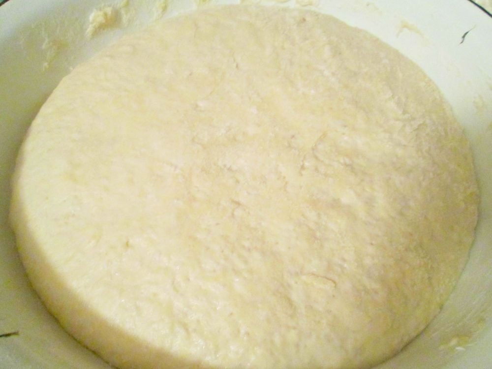 Тонкое пресное тесто 4. Пресное тесто на простокваше для пирожков. Как выглядит пресное тесто. Состав тесто для пресных лепешек и вода добавляется.
