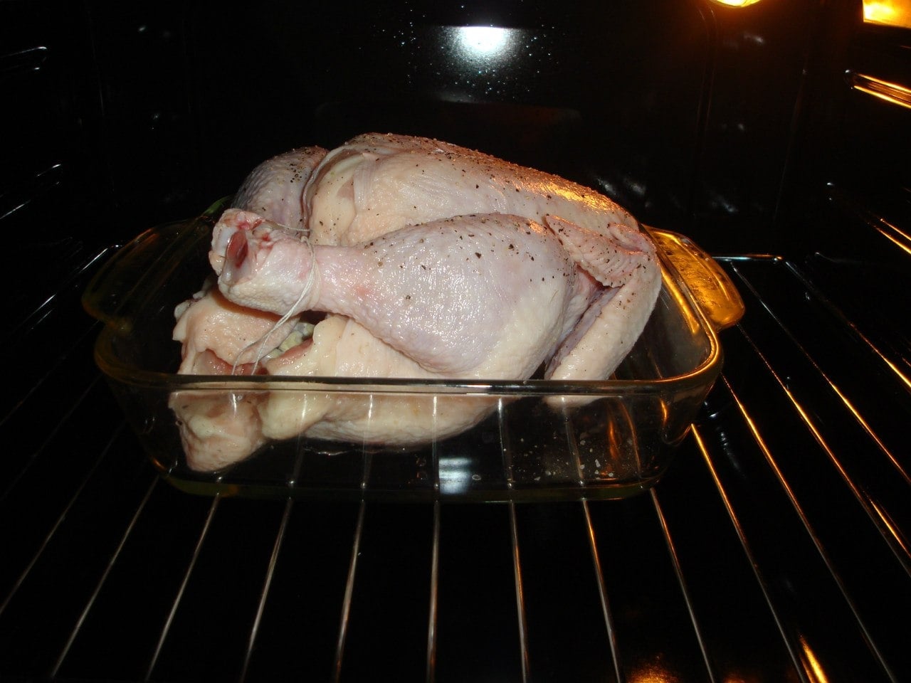 Сколько размораживать курицу. Курица в духовке. Курица для готовки. Курица на Протвине. Домашняя курица в духовке.